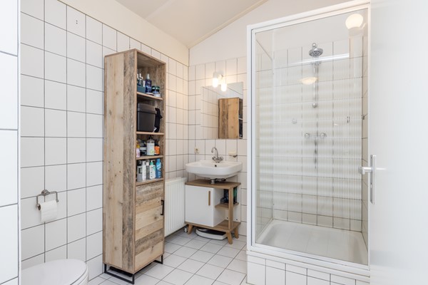 Foto - Te koop: Tussenwoning uit 2007 voorzien van een energielabel A met onder meer een ruime woon- en eetkamer, semi-open keuken, 3 slaapkamers, badkamer, carport en besloten (voor)tuin in Ransdaal